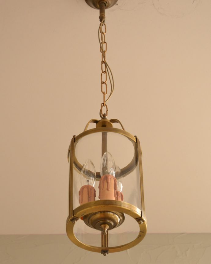 ペンダントライト　照明・ライティング　ゴールド色の真鍮がキラっと輝くアンティークのランタンシャンデリア（３灯）（Ｅ17シャンデリア球付）。。(k-2763-z)