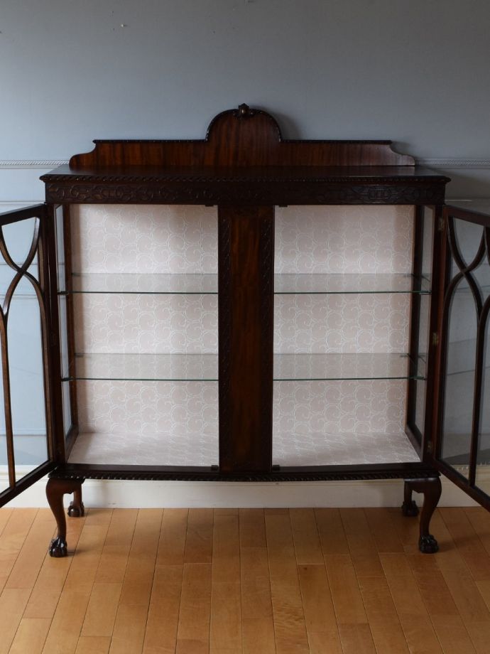 ガラスキャビネットの扉の中