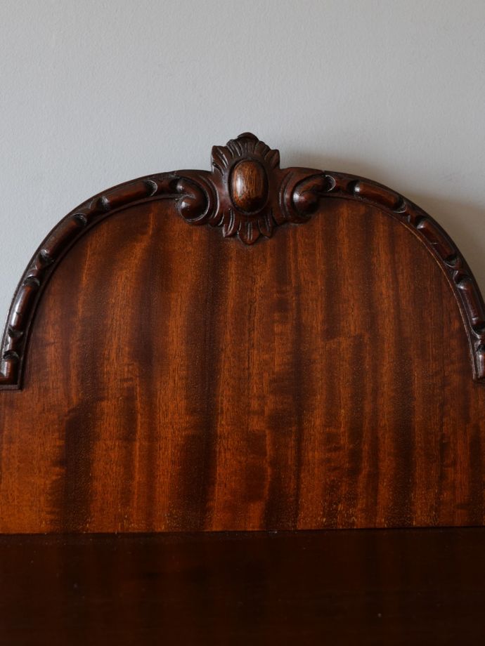 英国アンティーク家具らしい彫