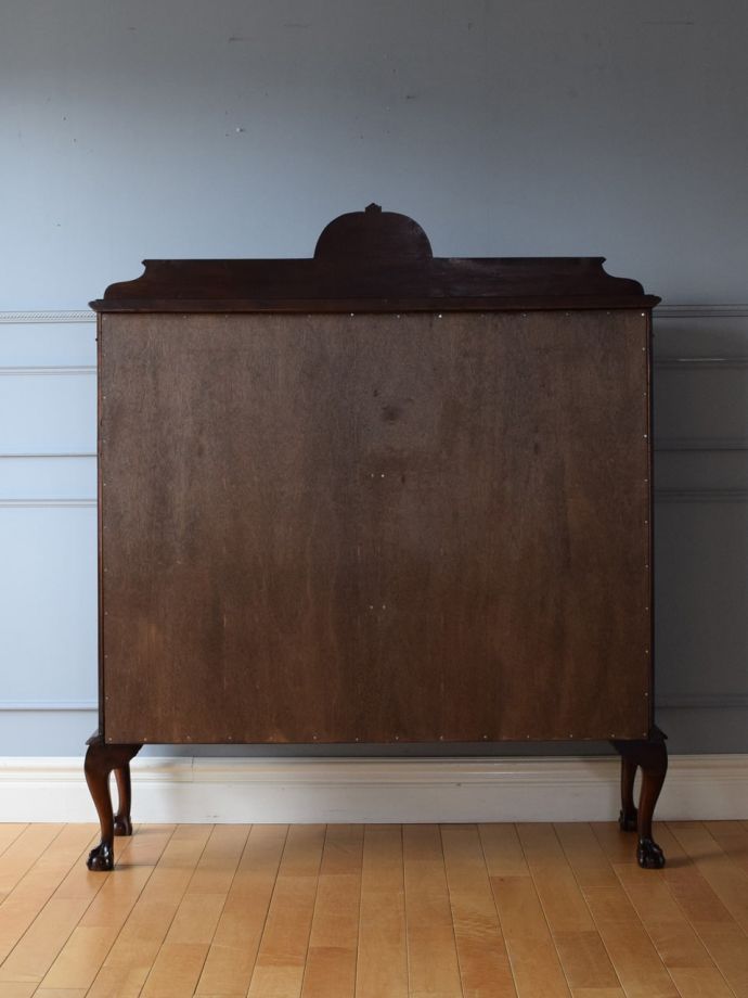 キャビネットの後ろ姿