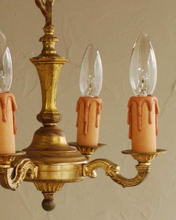 シャンデリア　照明・ライティング　フランス輸入のアンティークシャンデリア(真鍮製4灯)（Ｅ17シャンデリア球付）。。(k-2764-z)