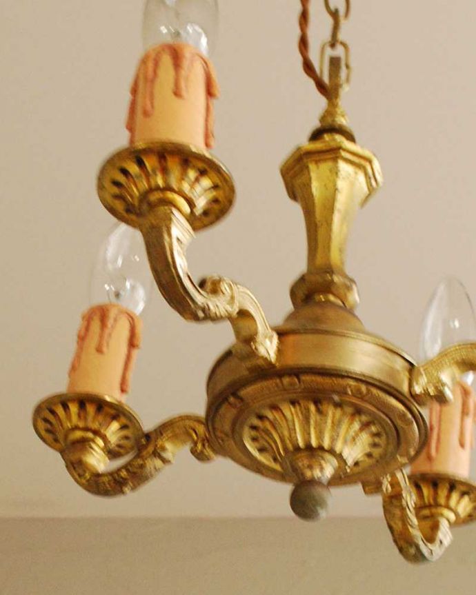 シャンデリア　照明・ライティング　フランス輸入のアンティークシャンデリア(真鍮製4灯)（Ｅ17シャンデリア球付）。。(k-2764-z)