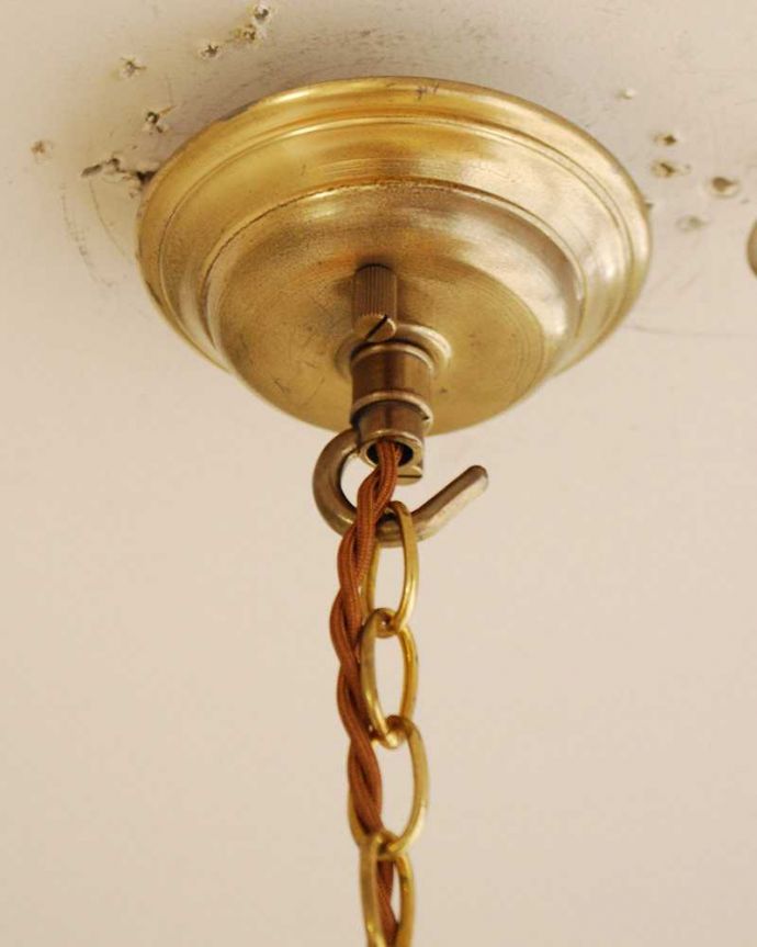 シャンデリア　照明・ライティング　フランス輸入のアンティークシャンデリア(真鍮製4灯)（Ｅ17シャンデリア球付）。カバーも付いています。(k-2764-z)