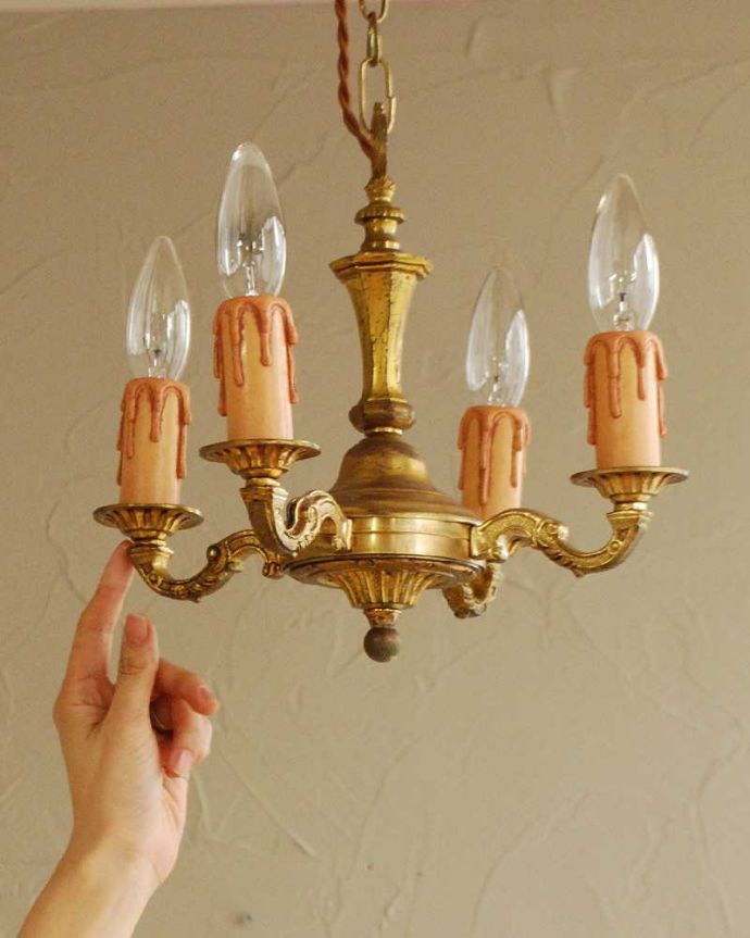 シャンデリア　照明・ライティング　フランス輸入のアンティークシャンデリア(真鍮製4灯)（Ｅ17シャンデリア球付）。。(k-2764-z)