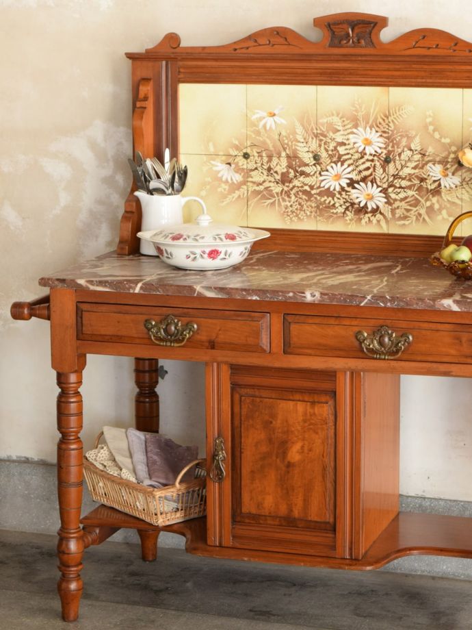 アンティーク家具でしか手に入らないキャビネット