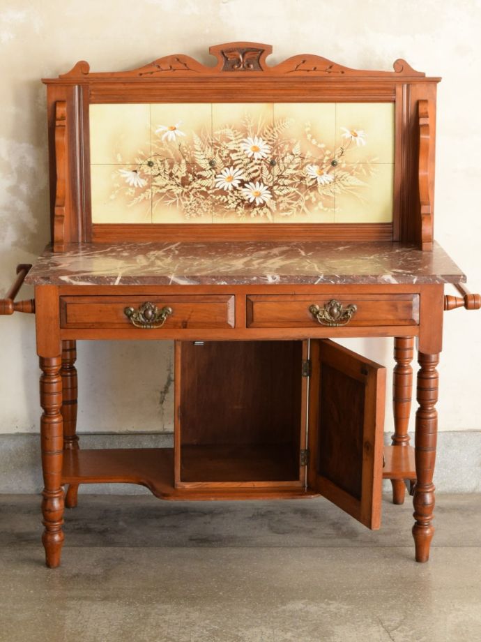 キャビネットの扉の中