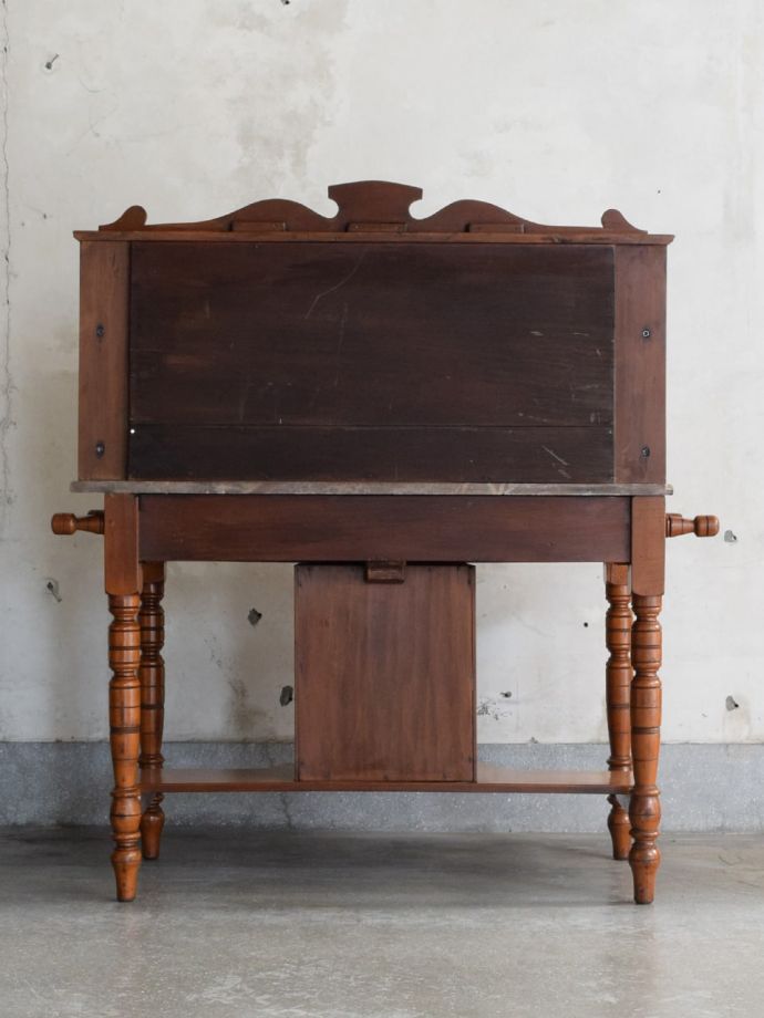 キャビネットの後ろ姿