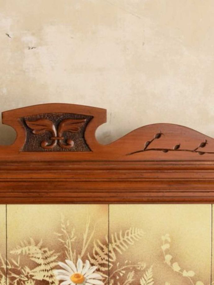 英国アンティーク家具らしい装飾