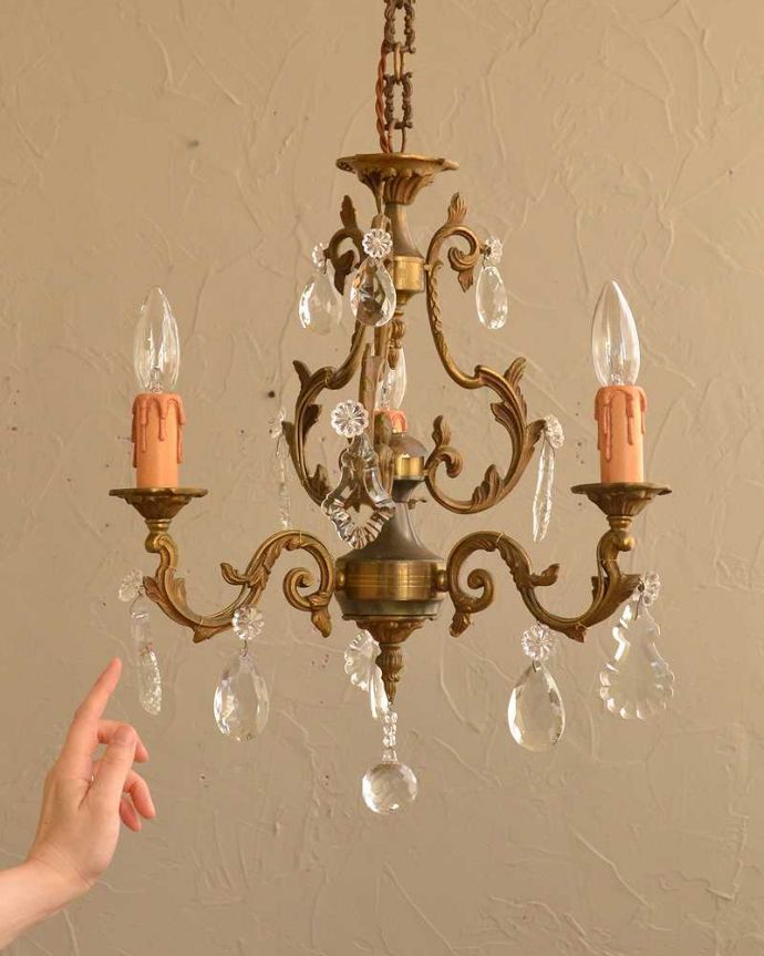 シャンデリア　照明・ライティング　フランスで見つけたアンティークシャンデリア３灯タイプ（E17シャンデリア球付）。。(k-2765-z)