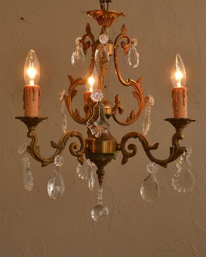 シャンデリア　照明・ライティング　フランスで見つけたアンティークシャンデリア３灯タイプ（E17シャンデリア球付）。。(k-2765-z)