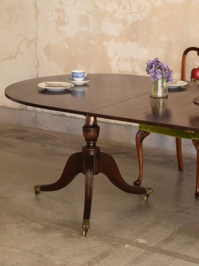 アンティーク家具らしさが漂う脚