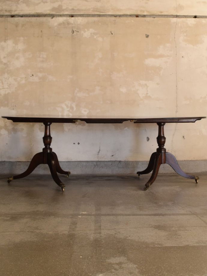 アンティークの伸長式ダイニングテーブル、イギリスで見つけた