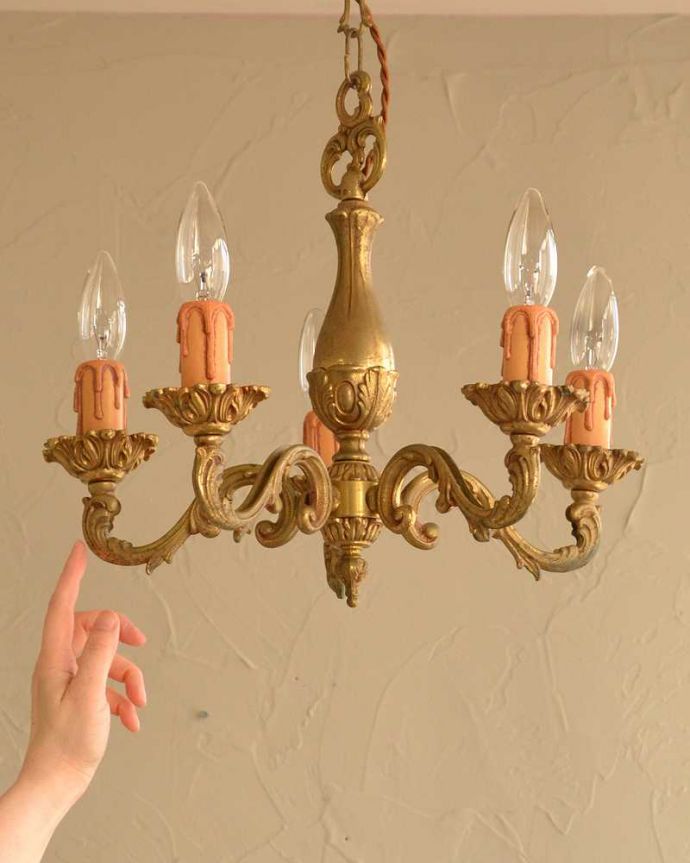 シャンデリア　照明・ライティング　フランス輸入のアンティークシャンデリア(真鍮製5灯)（Ｅ17シャンデリア球付）。。(k-2766-z)