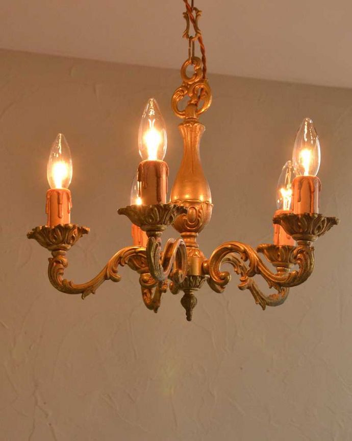 シャンデリア　照明・ライティング　フランス輸入のアンティークシャンデリア(真鍮製5灯)（Ｅ17シャンデリア球付）。。(k-2766-z)