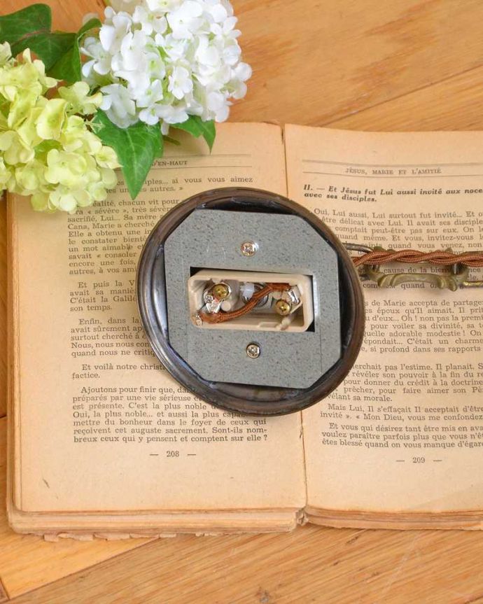 シャンデリア　照明・ライティング　フランス輸入のアンティークシャンデリア(真鍮製5灯)（Ｅ17シャンデリア球付）。引っ掛けタイプです自分でも取り付け出来る引っ掛けシーリング仕様で加工してあります。(k-2766-z)