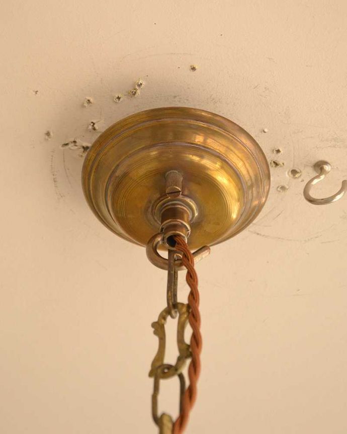 シャンデリア　照明・ライティング　フランス輸入のアンティークシャンデリア(真鍮製5灯)（Ｅ17シャンデリア球付）。カバーも付いています。(k-2766-z)