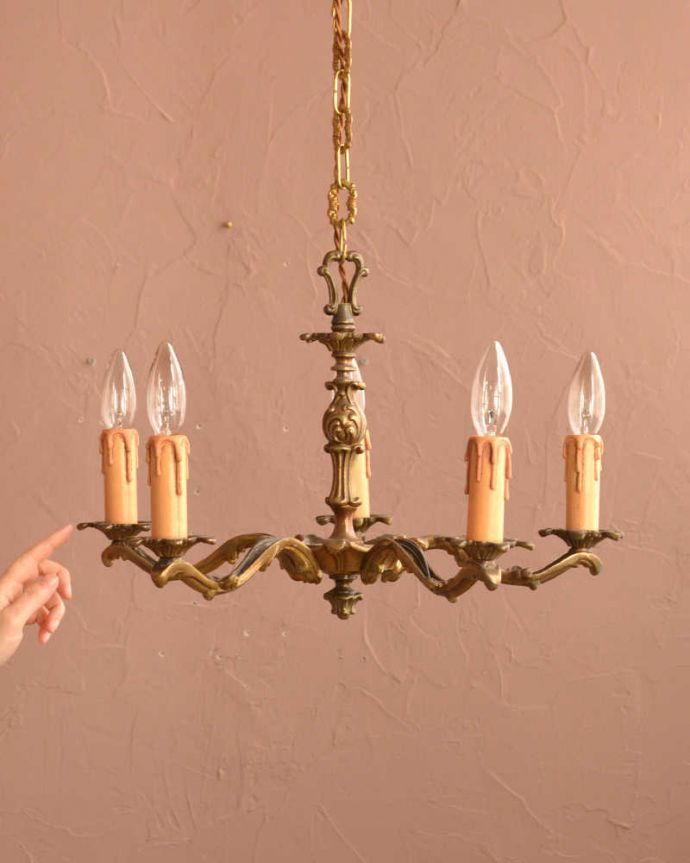 シャンデリア　照明・ライティング　アンティークの真鍮製シャンデリア・５灯タイプ（E17シャンデリア球付） 。。(k-2767-z)