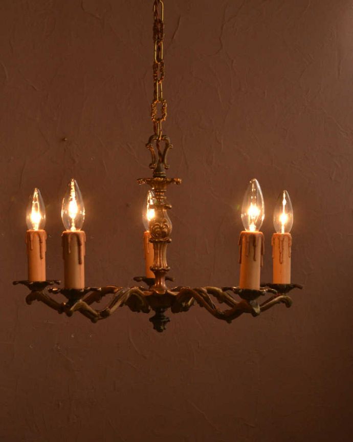 シャンデリア　照明・ライティング　アンティークの真鍮製シャンデリア・５灯タイプ（E17シャンデリア球付） 。。(k-2767-z)