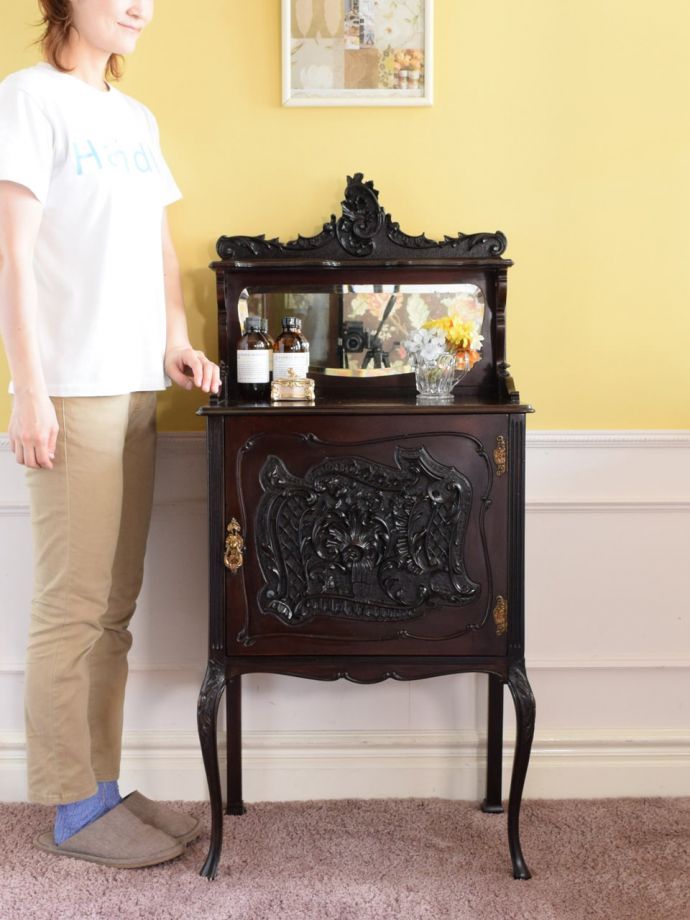 英国アンティークのキャビネット