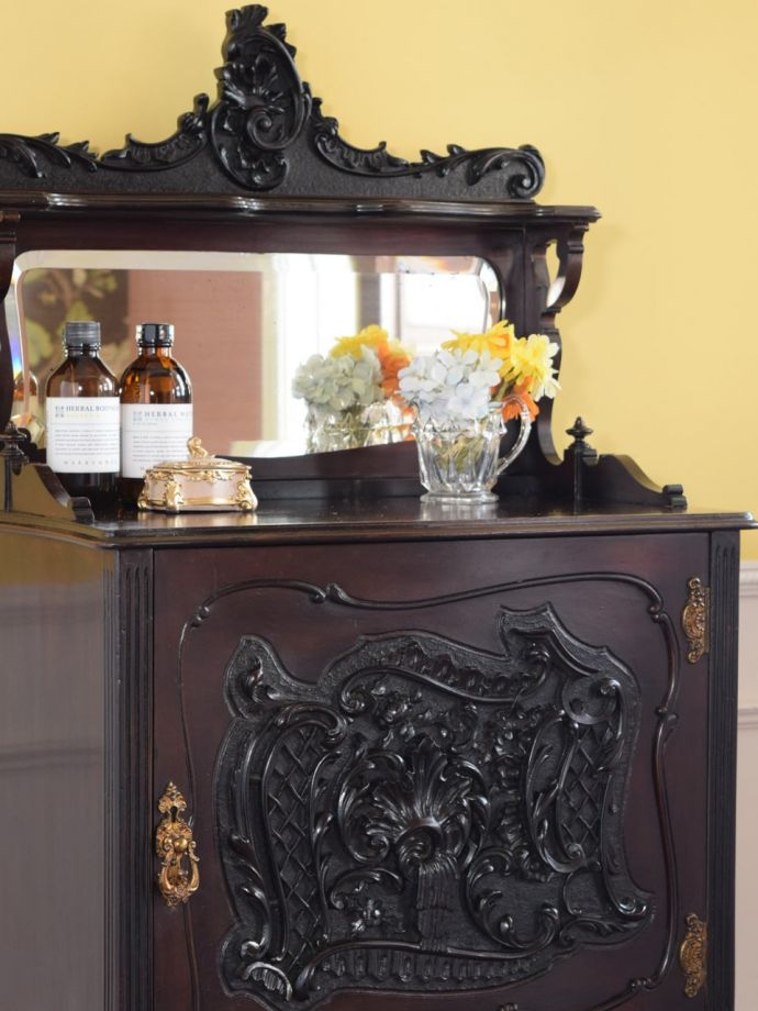 アンティーク家具らしさが漂うキャビネット