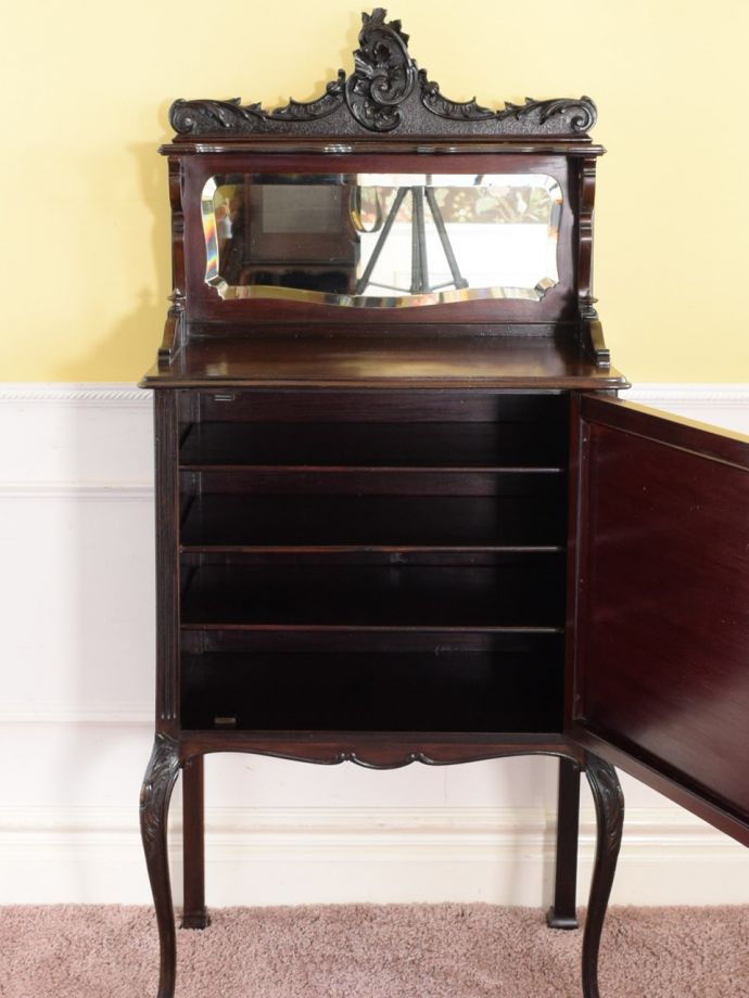 キャビネットの扉の中