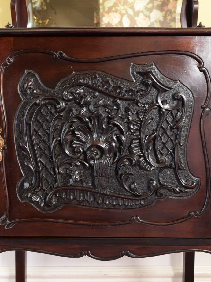 アンティークのキャビネットの装飾