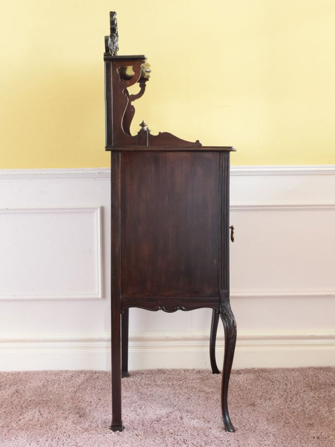 キャビネットの側面