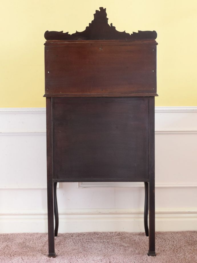 キャビネットの後ろ姿