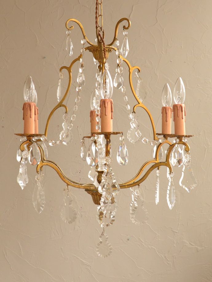 アンティークシャンデリアからの灯り