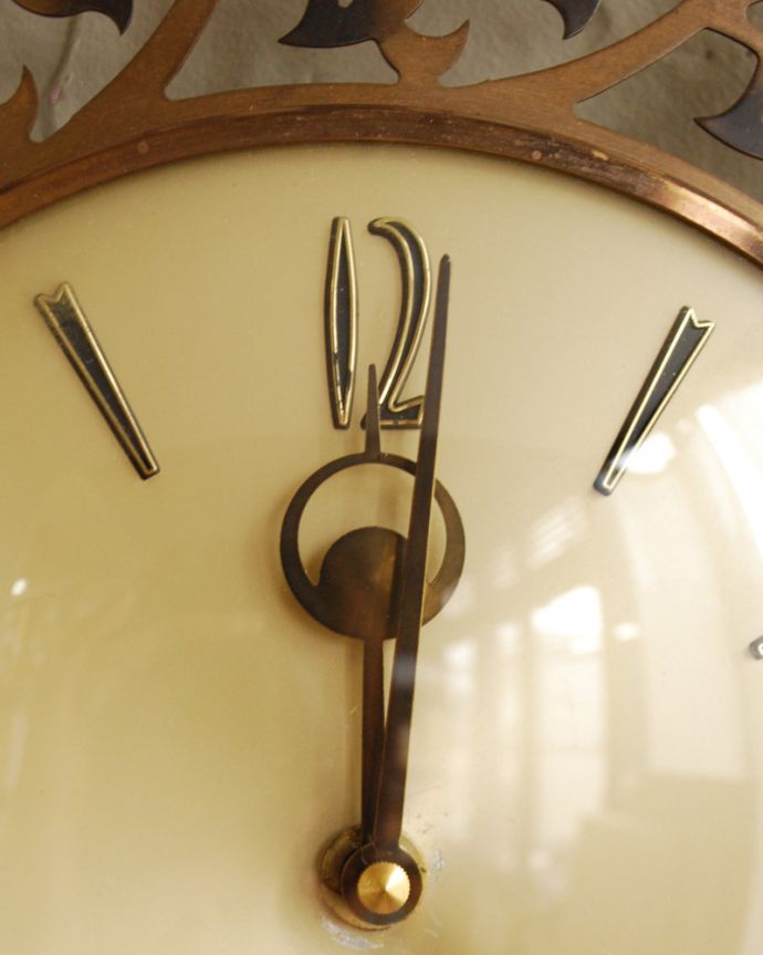 アンティーク その他の雑貨 アンティーク雑貨 イギリスから到着、お花に囲まれた素敵なアンティークウォールクロック(壁掛け時計)。タイムスリップさせてくれる優しい文字盤アンティークの時計は、文字盤が何とも言えない優しい雰囲気。(k-2771-z)