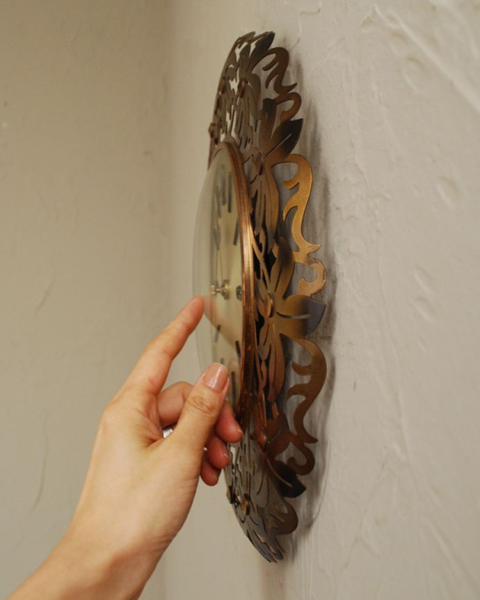 アンティーク その他の雑貨 アンティーク雑貨 イギリスから到着、お花に囲まれた素敵なアンティークウォールクロック(壁掛け時計)。横から見ると・・・こんな感じです。(k-2771-z)