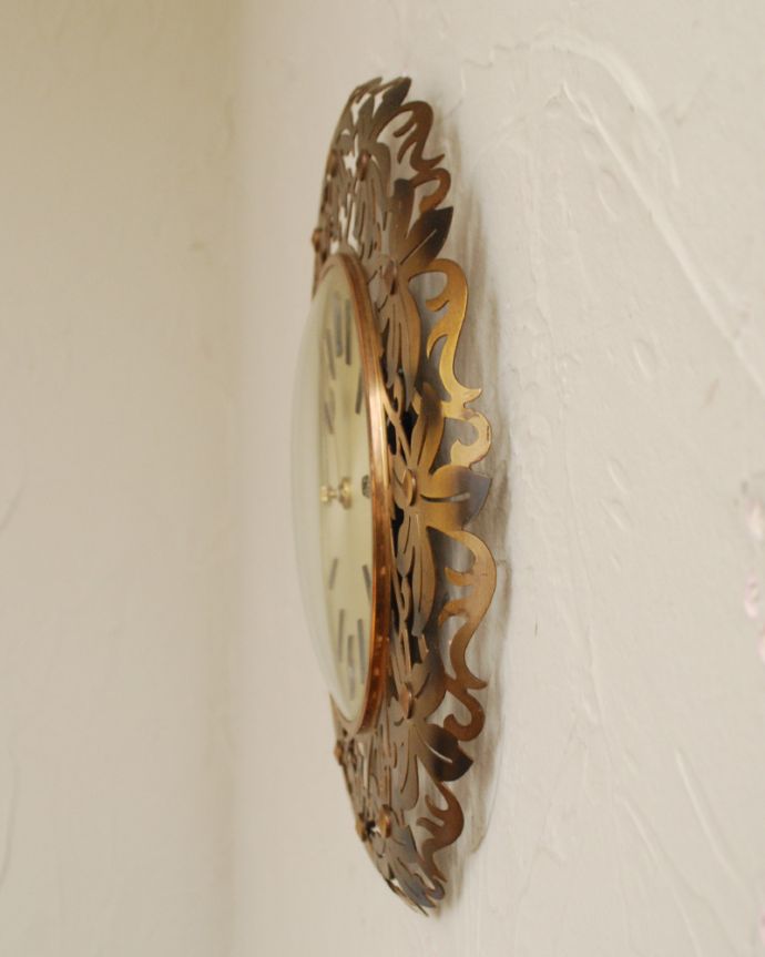 アンティーク その他の雑貨 アンティーク雑貨 イギリスから到着、お花に囲まれた素敵なアンティークウォールクロック(壁掛け時計)。アンティークらしい独特のデザインアンティークなので多少のキズ・汚れがある場合があります。(k-2771-z)