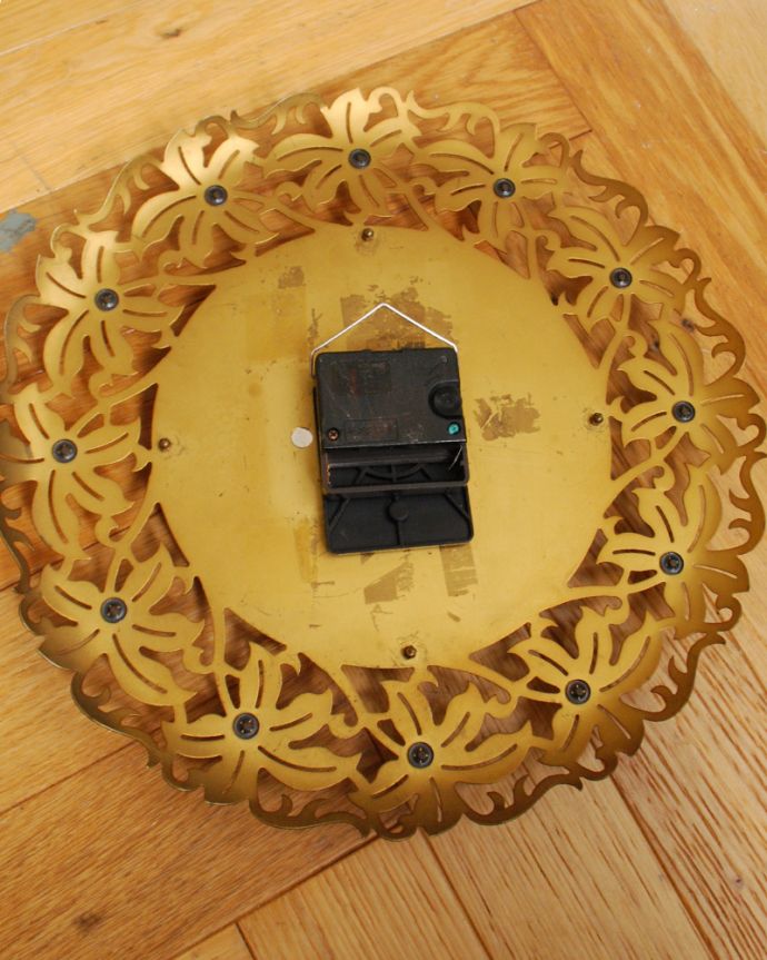 アンティーク その他の雑貨 アンティーク雑貨 イギリスから到着、お花に囲まれた素敵なアンティークウォールクロック(壁掛け時計)。裏から見ると・・・クオーツは新しく交換しました。(k-2771-z)