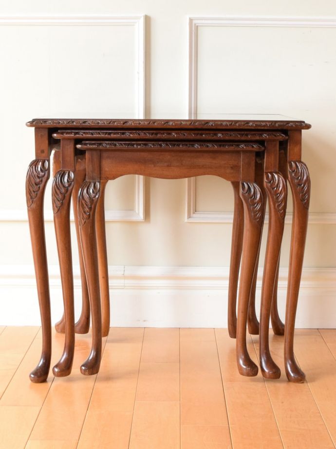 アンティークのネストテーブル