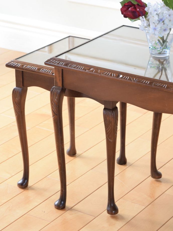 アンティーク家具らしさが漂うネストテーブル