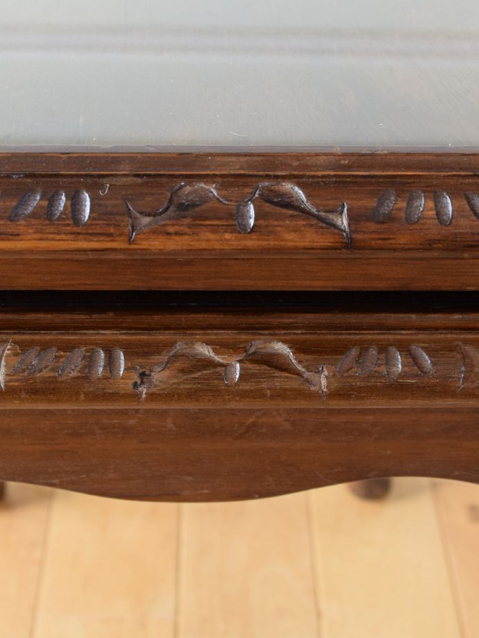 英国アンティーク家具らしい装飾