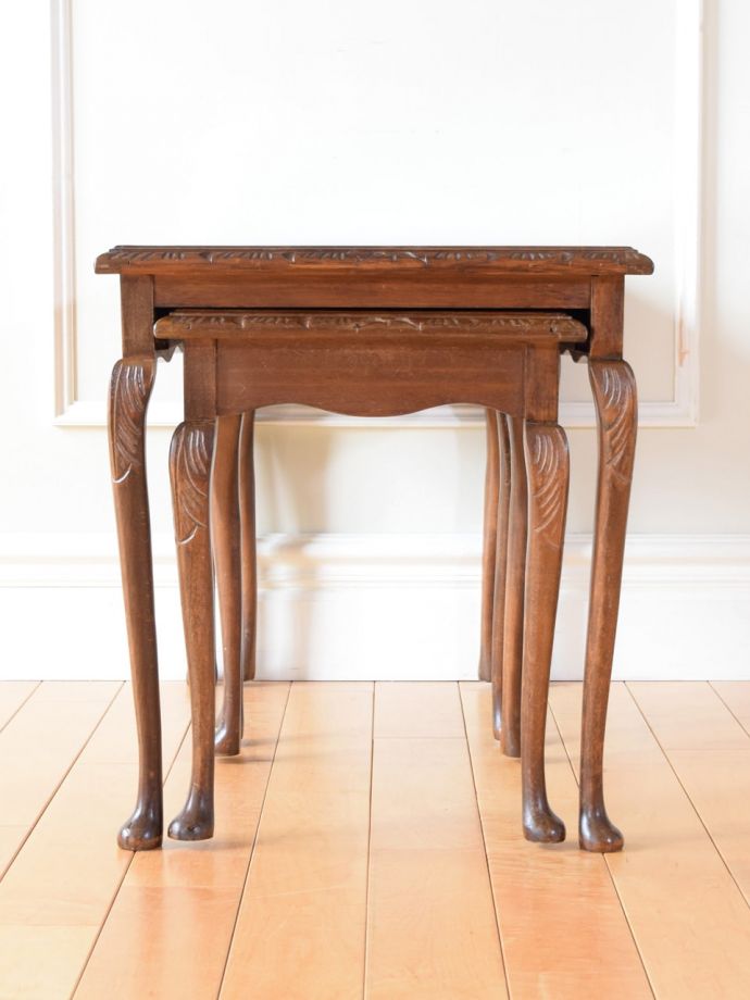 アンティークコーヒーテーブルの側面