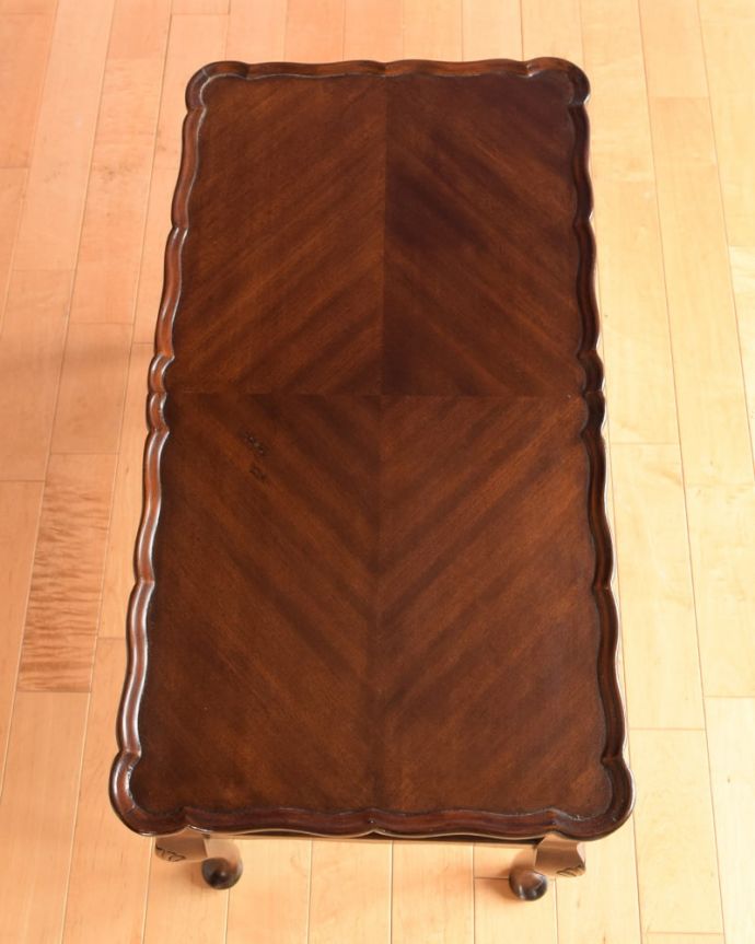 アンティークのテーブル アンティーク家具 アンティーク コーヒーテーブル 天板を上から見ると・・・コーヒーテーブルの天板は毎日使う場所だから、しっかり修復しました。(k-2775-f)