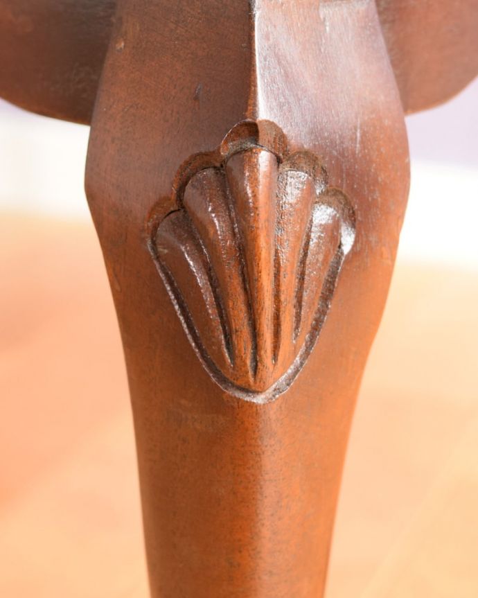 アンティークのテーブル アンティーク家具 アンティーク コーヒーテーブル うっとりする美しさアンティークだから手に入る美しい彫。(k-2775-f)