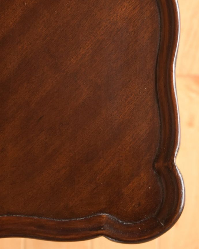 アンティークのテーブル アンティーク家具 アンティーク コーヒーテーブル 近づいて見てみると・・・アンティークはもちろん新品ではないので小さなキズや汚れはありますが、キレイにお直ししたので満足して頂ける自信があります!。(k-2775-f)