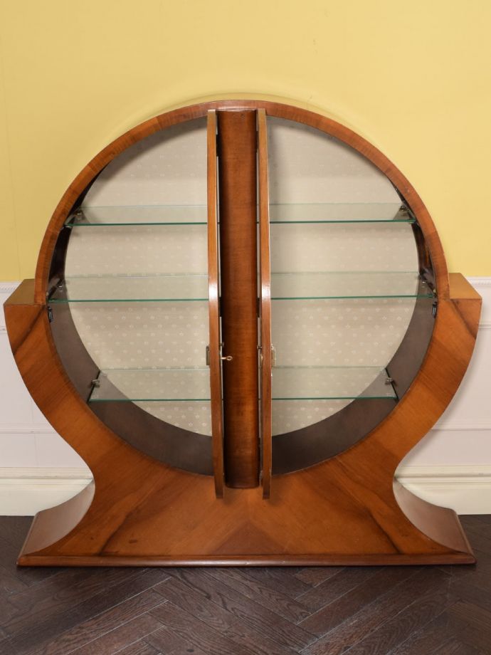 ガラスキャビネットの扉の中