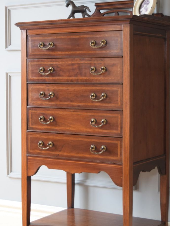 アンティーク家具らしさが漂うチェスト