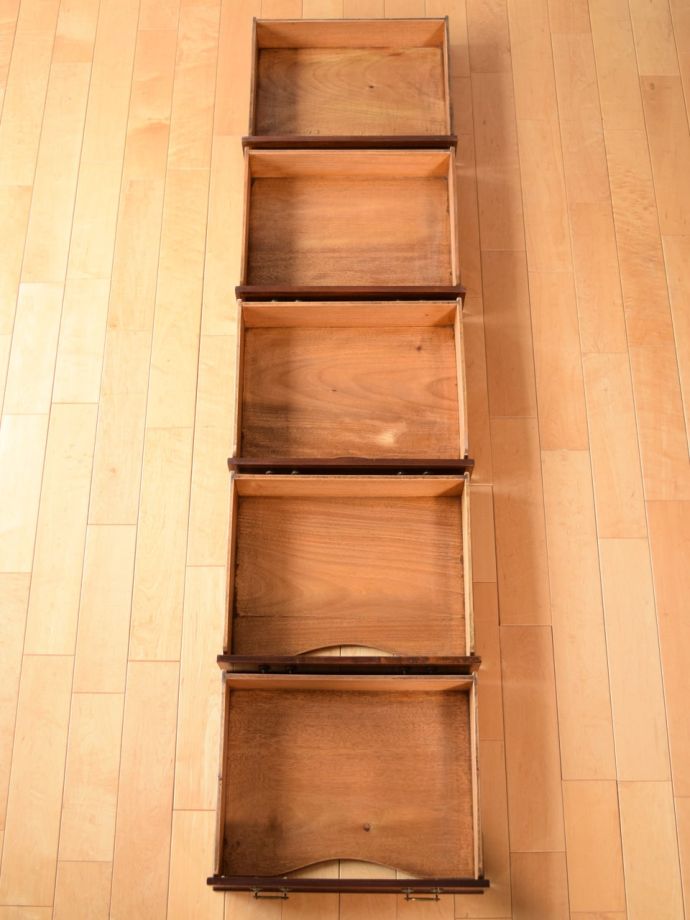 チェストの引き出しの中