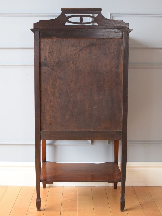 チェストの後ろ姿