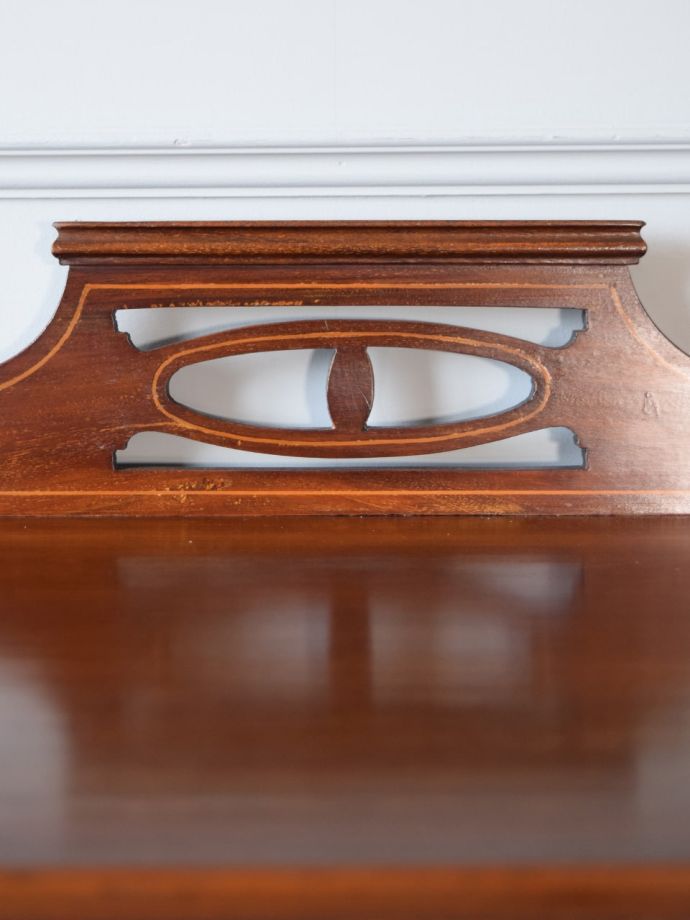 英国アンティーク家具らしい装飾