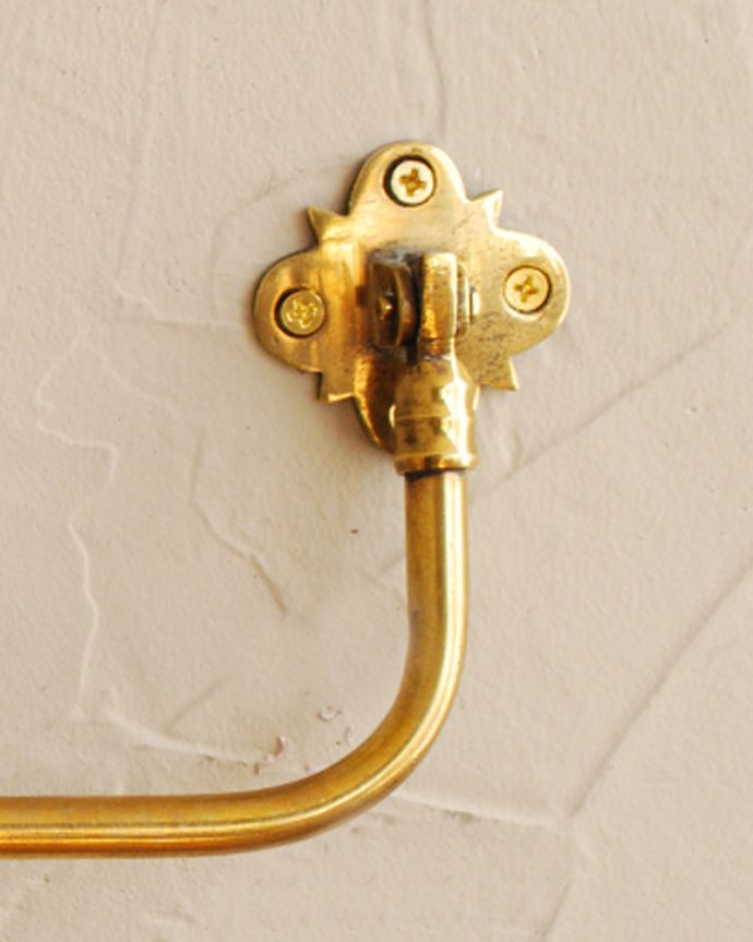 アンティーク 真鍮の雑貨　アンティーク雑貨　イギリスで見つけたアンティークの真鍮製のタオルレイル（タオル掛け）。落ち着いた輝きが大人の雰囲気真鍮製なので、使っていくごとに味わい深い色合いに変化していきます。(k-2777-z)