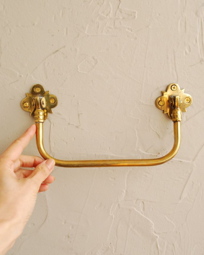 アンティーク 真鍮の雑貨　アンティーク雑貨　イギリスで見つけたアンティークの真鍮製のタオルレイル（タオル掛け）。壁のオシャレを楽しみましょう壁にビスで固定してお使いください。(k-2777-z)