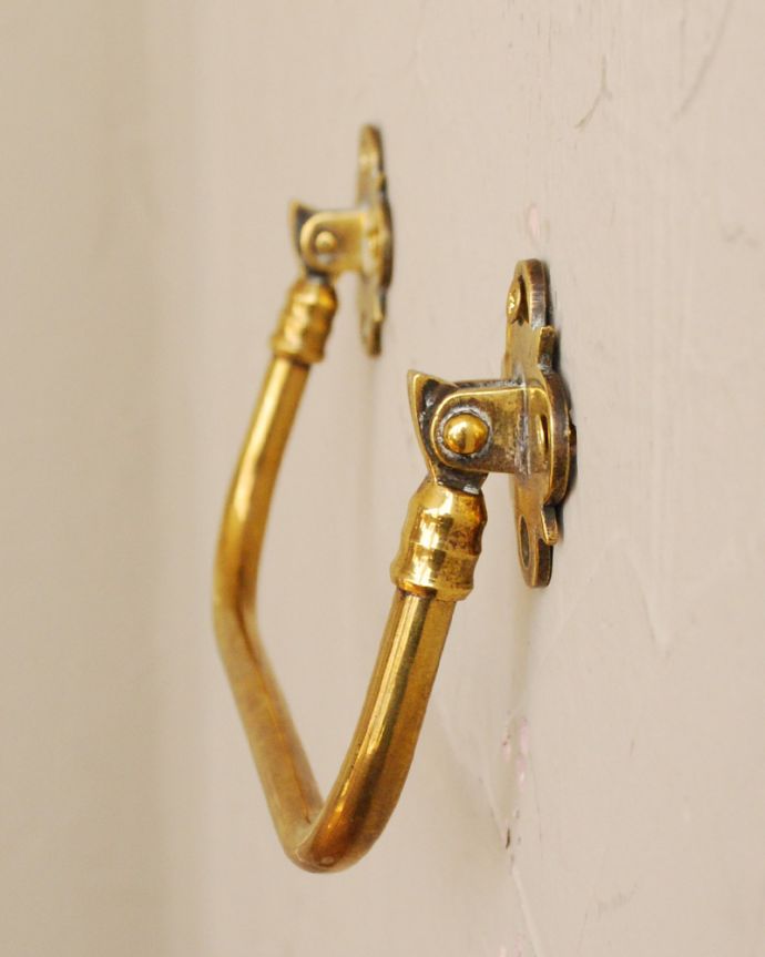 アンティーク 真鍮の雑貨　アンティーク雑貨　イギリスで見つけたアンティークの真鍮製のタオルレイル（タオル掛け）。横から見てみると･･･アンティークなので多少のキズ・汚れがある場合がありますが、使用上問題はありませんので、ご了承下さい。(k-2777-z)