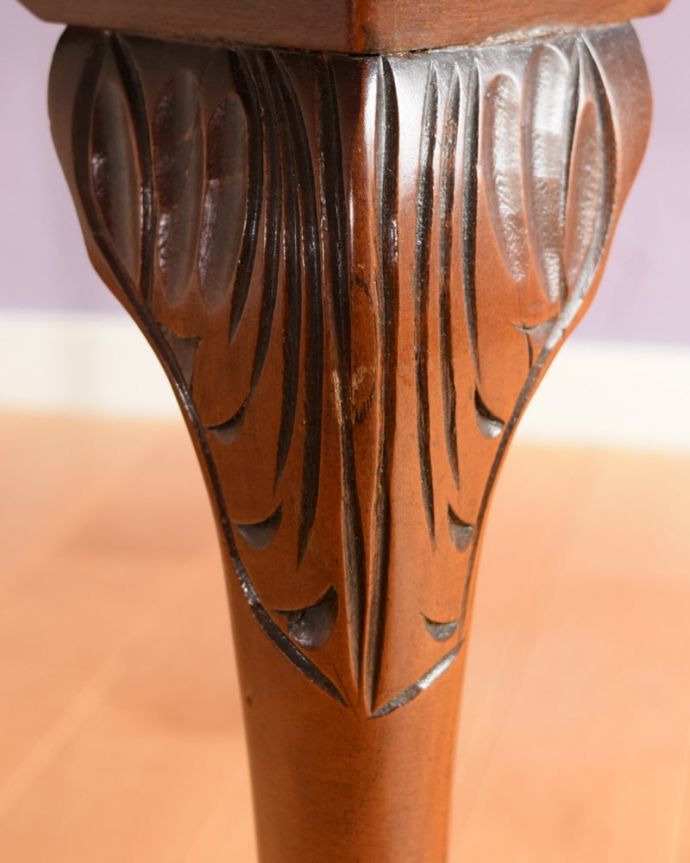 アンティークのテーブル アンティーク家具 アンティーク コーヒーテーブル うっとりする美しさアンティークだから手に入る美しい彫。(k-2778-f)