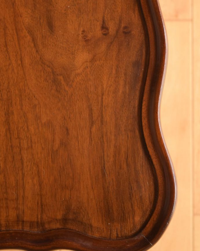 アンティークのテーブル アンティーク家具 アンティーク コーヒーテーブル 近づいて見てみると・・・アンティークはもちろん新品ではないので小さなキズや汚れはありますが、キレイにお直ししたので満足して頂ける自信があります!。(k-2778-f)